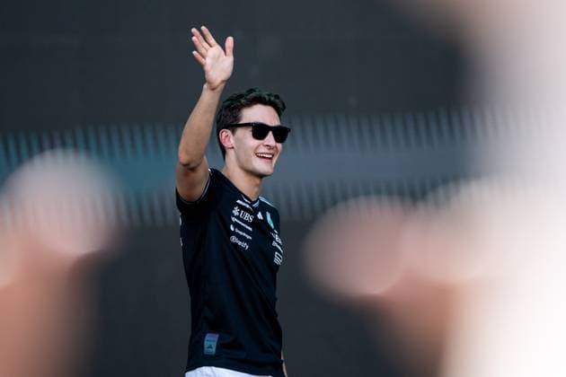 George Russell (Mercedes-AMG Petronas F1 Team, Großbritannien, 63) winkt beim Fan Forum in der Fanzone, BAH, Formel 1 Weltmeisterschaft, Gulf Air Grand Prix von Bahrain, Bahrain International Circuit, Ankunft der Fahrer, Saison 2025, 12.04.2025 BAH, Formel 1 Weltmeisterschaft, Gulf Air Grand Prix von Bahrain, Bahrain International Circuit, Ankunft der Fahrer, Saison 2025, 12.04.2025 Sakhir Copyright: xEibner-Pressefoto Memmlerx EP_MMR