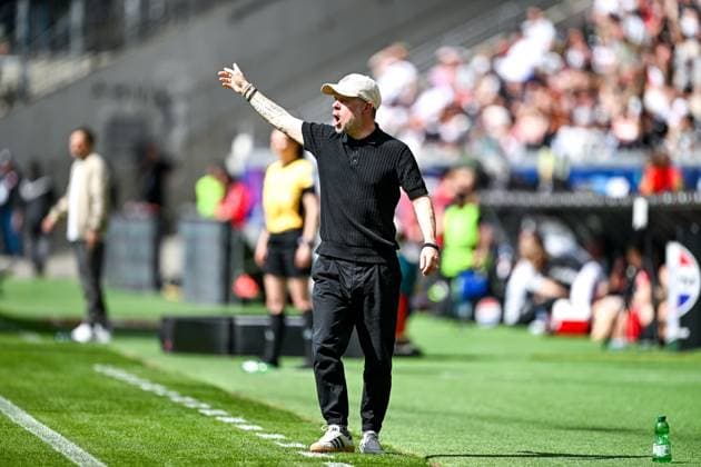 Alexander Straus (FC Bayern München, Trainer) gestikuliert, GER, Eintracht Frankfurt vs. FC Bayern Muenchen, Fussball, Google Pixel Frauen Bundesliga, 19. Spieltag, Saison 2024 2025, 12.04.2025. DFB REGULATIONS PROHIBIT ANY USE OF PHOTOGRAPHS as IMAGE SEQUENCES and or QUASI-VIDEO. GER, Eintracht Frankfurt vs. FC Bayern Muenchen, Fussball, Google Pixel Frauen Bundesliga, 19. Spieltag, Saison 2024 2025, 12.04.2025. Frankfurt Copyright: xEibner-Pressefoto FlorianxWiegandx EP_FWD