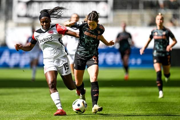Nicole Anyomi (Eintracht Frankfurt 19) im Zweikampf mit Tuva Hansen (FC Bayern München 6), GER, Eintracht Frankfurt vs. FC Bayern Muenchen, Fussball, Google Pixel Frauen Bundesliga, 19. Spieltag, Saison 2024 2025, 12.04.2025. DFB REGULATIONS PROHIBIT ANY USE OF PHOTOGRAPHS as IMAGE SEQUENCES and or QUASI-VIDEO. GER, Eintracht Frankfurt vs. FC Bayern Muenchen, Fussball, Google Pixel Frauen Bundesliga, 19. Spieltag, Saison 2024 2025, 12.04.2025. Frankfurt Copyright: xEibner-Pressefoto FlorianxWiegandx EP_FWD