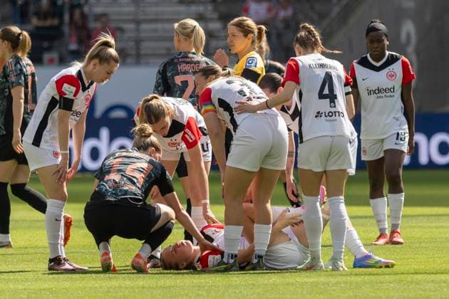 Google Pixel Frauen-Bundesliga: Eintracht Frankfurt - FC Bayern München, 12.04.2025 Jella Veit (Eintracht Frankfurt 25) verletzt am Boiden, Eintracht Frankfurt - FC Bayern München, Frankfurt, Deutsche Bank Park, 12.4.2025 Copyright: xBEAUTIFULxSPORTS Gawlikx