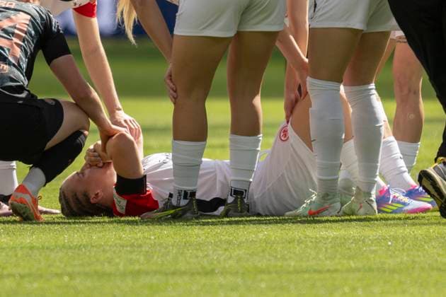 Google Pixel Frauen-Bundesliga: Eintracht Frankfurt - FC Bayern München, 12.04.2025 Jella Veit (Eintracht Frankfurt 25) verletzt am Boden, Eintracht Frankfurt - FC Bayern München, Frankfurt, Deutsche Bank Park, 12.4.2025 Copyright: xBEAUTIFULxSPORTS Gawlikx