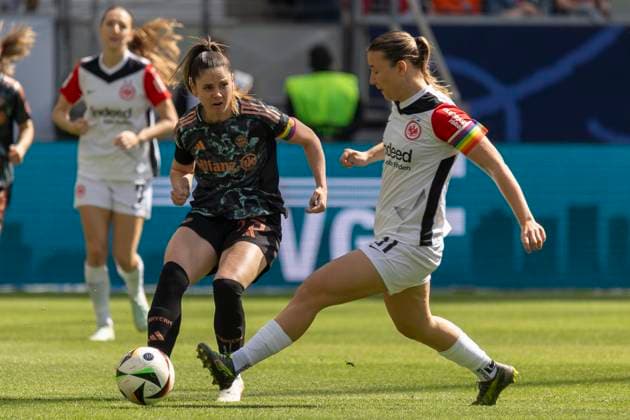Google Pixel Frauen-Bundesliga: Eintracht Frankfurt - FC Bayern München, 12.04.2025 Sarah Zadrazil (FC Bayern München 25) & Tanja Pawollek (Eintracht Frankfurt 31) im zweikampf um den Ball, Eintracht Frankfurt - FC Bayern München, Frankfurt, Deutsche Bank Park, 12.4.2025 Copyright: xBEAUTIFULxSPORTS Gawlikx