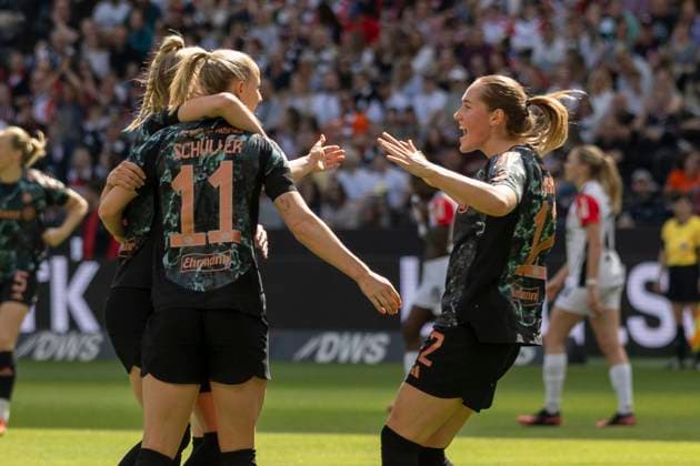 Google Pixel Frauen-Bundesliga: Eintracht Frankfurt - FC Bayern München, 12.04.2025 Lea Schüller (FC Bayern München 11) & Giulia Gwinn (FC Bayern München 7), Eintracht Frankfurt - FC Bayern München, Frankfurt, Deutsche Bank Park, 12.4.2025 Copyright: xBEAUTIFULxSPORTS Gawlikx