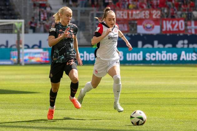 Google Pixel Frauen-Bundesliga: Eintracht Frankfurt - FC Bayern München, 12.04.2025 Pernille Harder (FC Bayern München 21) & Sophia Kleinherne (Eintracht Frankfurt 4) im Laufduell um den Ball, Eintracht Frankfurt - FC Bayern München, Frankfurt, Deutsche Bank Park, 12.4.2025 Copyright: xBEAUTIFULxSPORTS Gawlikx