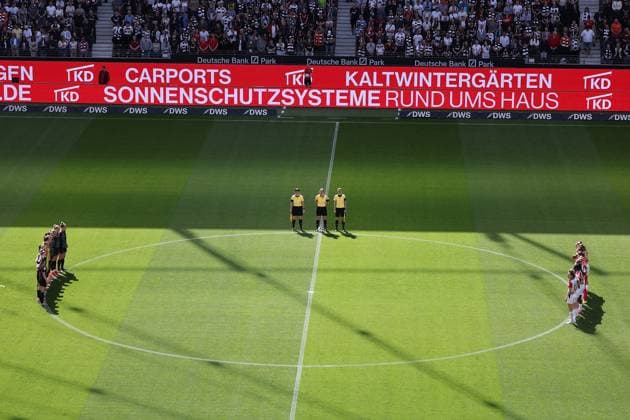 2025.04.12 xJAx Google Pixel Frauen Bundesliga Eintracht Frankfurt - FC Bayern MuÌˆnchen v.l., Schweigerminute vor dem Spiel (DFL DFB REGULATIONS PROHIBIT ANY USE OF PHOTOGRAPHS as IMAGE SEQUENCES and or QUASI-VIDEO) Copyright: JoaquimxFerreira