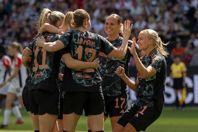 Google Pixel Frauen-Bundesliga: Eintracht Frankfurt - FC Bayern München, 12.04.2025 Lea Schüller (FC Bayern München 11) & Sydney Lohmann (FC Bayern München 12) & Giulia Gwinn (FC Bayern München 7) & Pernille Harder (FC Bayern München 21) & Klara Bühl (FC Bayern München 17), Eintracht Frankfurt - FC Bayern München, Frankfurt, Deutsche Bank Park, 12.4.2025 Copyright: xBEAUTIFULxSPORTS Gawlikx