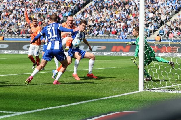 2. Fußball Bundesliga, Hertha BSC - SV Darmstadt Tjark Ernst (Hertha BSC Berlin 1) hält einen Torschuss von Isac Lidberg (SV Darmstadt 7) , links Márton Dárdai (Hertha BSC Berlin 31), während der Begegnung in der 2. Fußball Bundesliga, Hertha BSC - SV Darmstadt in Berlin, Olympiastadion, am 12.04.2025. DFB regulations prohibit any use of photographs as image sequences and or quasi video.