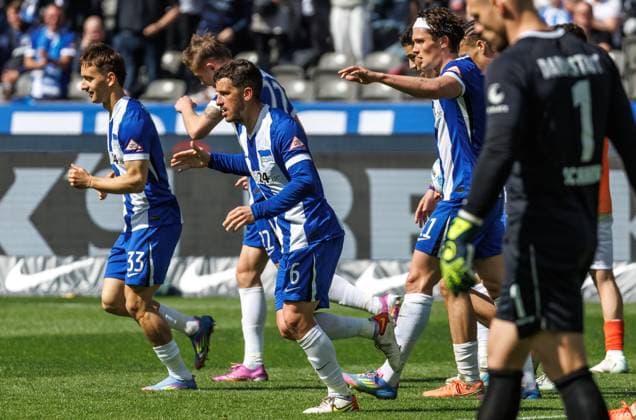 Berlin,12.4.25, Fussball, 2.Bundesliga, 29. Spieltag, Hertha BSC - SV Darmstadt 98, Olympiastadion. Vukotic Aleksandar von SV Darmstadt 98 schiesst ein Eigentor zum 1:1 und die Mannschaft von Hertha BSC freut sich über den Ausgleich. DFL regulations and DFB regulations prohibit any use of photographs as image sequences and or quasi-video, Foto: Andreas Gora Hertha BSC - SV Darmstadt 98