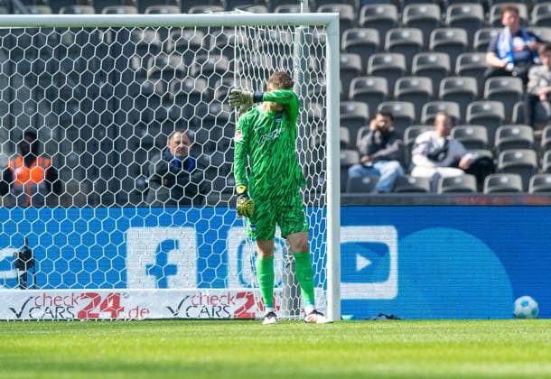 Fussball, Herren, Saison 2024 2025, 2. Bundesliga (29. Spieltag), Hertha BSC - SV Darmstadt 98, Torhüter Tjark Ernst (Hertha BSC), Enttäuschung nach Gegentor zum 0:1, 12.04. 2025,