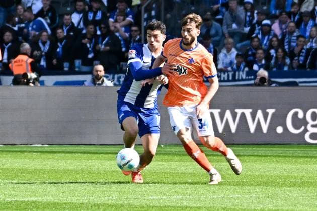Fussball 2.Bundesliga, Hertha BSC Berlin - SV Darmstadt 98 12.04.2025, xdanx, Fussball 2.Bundesliga, Hertha BSC Berlin - SV Darmstadt 98 v.l. Ibrahim Maza (Hertha BSC), Killian Corredor (SV Darmstadt 98) Zweikampf, Duell, Kampf, tackle (DFL DFB REGULATIONS PROHIBIT ANY USE OF PHOTOGRAPHS as IMAGE SEQUENCES and or QUASI-VIDEO) Daniel Lakomski Mix1Press Berlin Olympiastadion Berlin Deutschland (DEU)