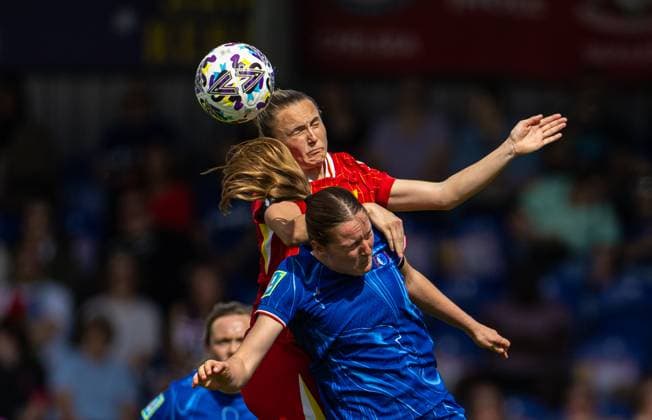 Football - FA Women™s FA Cup - Semi-Final - Chelsea FC Women v Liverpool FC Women LONDON, ENGLAND - Saturday, April 12, 2025: Liverpool s Sam Kerr challenges for a header with Chelsea s Wieke Kaptein during the FA Women™s FA Cup Semi-Final match between Chelsea FC Women and Liverpool FC Women at Kingsmeadow. (Photo by David Rawcliffe Propaganda) LONDON Kingsmeadow GREATER LONDON ENGLAND  Copyright: xPropagandaxPhotoxAgencyx P2025-04-12-Chelsea_W_Liverpool_W-67