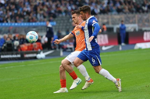 2. Fußball Bundesliga, Hertha BSC - SV Darmstadt Sergio López (SV Darmstadt 2) im Zweikampf mit Diego Demme (Hertha BSC Berlin 6), während der Begegnung in der 2. Fußball Bundesliga, Hertha BSC - SV Darmstadt in Berlin, Olympiastadion, am 12.04.2025. DFB regulations prohibit any use of photographs as image sequences and or quasi video.