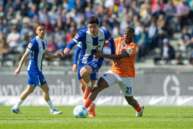 Fussball, Herren, Saison 2024 2025, 2. Bundesliga (29. Spieltag), Hertha BSC - SV Darmstadt 98, v.l. Michal Karbownik (Hertha BSC), Ibrahim Maza (Hertha BSC), Merveille Papela (Darmstadt 98), 12.04. 2025,