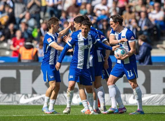 Fussball, Herren, Saison 2024 2025, 2. Bundesliga (29. Spieltag), Hertha BSC - SV Darmstadt 98, v.l. Michal Karbownik (Hertha BSC), Diego Demme (Hertha BSC), Ibrahim Maza (Hertha BSC), Fabian Reese (Hertha BSC), Jubel nach Tor zum 1:1, 12.04. 2025,