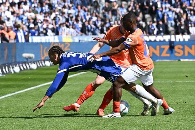 Fussball 2.Bundesliga, Hertha BSC Berlin - SV Darmstadt 98 12.04.2025, xdanx, Fussball 2.Bundesliga, Hertha BSC Berlin - SV Darmstadt 98 v.l. Derry Scherhant (Hertha BSC),Merveille Papela (SV Darmstadt 98),Clemens Riedel (SV Darmstadt 98) Zweikampf, Duell, Kampf, tackle (DFL DFB REGULATIONS PROHIBIT ANY USE OF PHOTOGRAPHS as IMAGE SEQUENCES and or QUASI-VIDEO) Daniel Lakomski Mix1Press Berlin Olympiastadion Berlin Deutschland (DEU)
