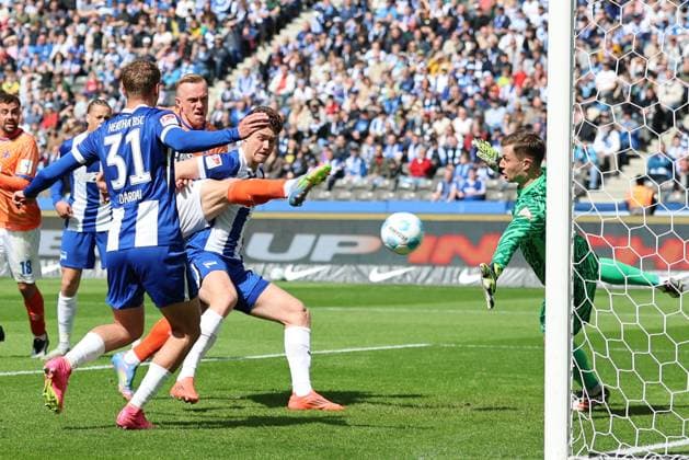 2. Fußball Bundesliga, Hertha BSC - SV Darmstadt Tjark Ernst (Hertha BSC Berlin 1) hält einen Torschuss von Isac Lidberg (SV Darmstadt 7) , links Márton Dárdai (Hertha BSC Berlin 31), während der Begegnung in der 2. Fußball Bundesliga, Hertha BSC - SV Darmstadt in Berlin, Olympiastadion, am 12.04.2025. DFB regulations prohibit any use of photographs as image sequences and or quasi video.