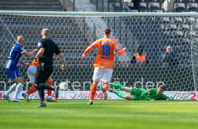 Fussball, Herren, Saison 2024 2025, 2. Bundesliga (29. Spieltag), Hertha BSC - SV Darmstadt 98, Torhüter Tjark Ernst (Hertha BSC) lässt den Ball vor dem Tor zum 0:1 prallen, 12.04. 2025,