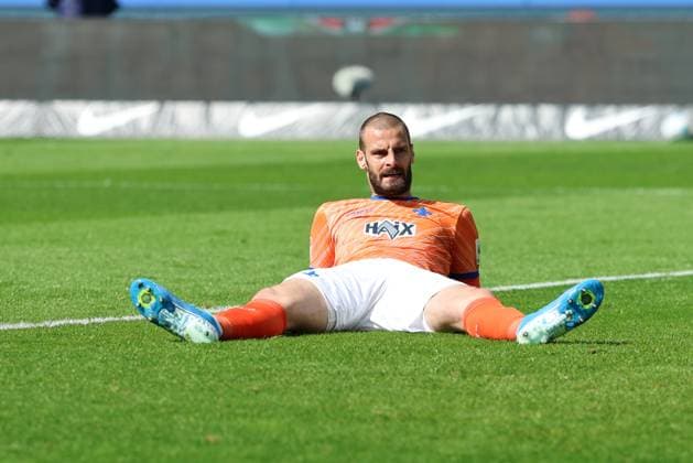 2. Fußball Bundesliga, Hertha BSC - SV Darmstadt Tor, Eigentor, Aleksandar Vukoti? (SV Darmstadt 29) nach Eigentor enttäuscht am Boden, während der Begegnung in der 2. Fußball Bundesliga, Hertha BSC - SV Darmstadt in Berlin, Olympiastadion, am 12.04.2025. DFB regulations prohibit any use of photographs as image sequences and or quasi video.