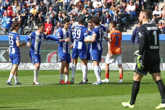 12.04.2025, xtgx, Fussball - 2.Bundesliga, Hertha BSC Berlin - SV Darmstadt 98 emspor, v.l. Jubel nach dem 1:1 durch Aleksandar Vukotic (Darmstadt, 20) (DFL DFB REGULATIONS PROHIBIT ANY USE OF PHOTOGRAPHS as IMAGE SEQUENCES and or QUASI-VIDEO) Berlin