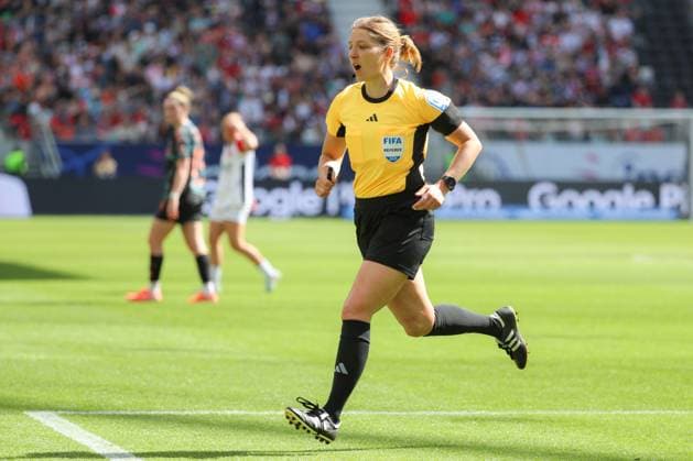 12.04.2025, xusrbx, Fussball Google Pixel Frauen-Bundesliga, Eintracht Frankfurt - FC Bayern Muenchen v.l. Karoline Wacker (Schiedsrichter in), (DFL DFB REGULATIONS PROHIBIT ANY USE OF PHOTOGRAPHS as IMAGE SEQUENCES and or QUASI-VIDEO) Frankfurt am Main