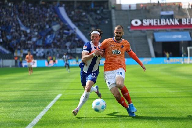 2. Fußball Bundesliga, Hertha BSC - SV Darmstadt Fabian Reese (Hertha BSC Berlin 11) im Zweikampf mit Aleksandar Vukoti? (SV Darmstadt 29), während der Begegnung in der 2. Fußball Bundesliga, Hertha BSC - SV Darmstadt in Berlin, Olympiastadion, am 12.04.2025. DFB regulations prohibit any use of photographs as image sequences and or quasi video.