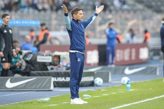 12.04.2025, xtgx, Fussball - 2.Bundesliga, Hertha BSC Berlin - SV Darmstadt 98 emspor, v.l. Stefan Leitl (Hertha, Trainer) gibt Anweisungen, gestikuliert mit den Armen, gesticulate, gives instructions (DFL DFB REGULATIONS PROHIBIT ANY USE OF PHOTOGRAPHS as IMAGE SEQUENCES and or QUASI-VIDEO) Berlin