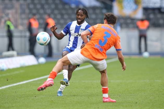 12.04.2025, xtgx, Fussball - 2.Bundesliga, Hertha BSC Berlin - SV Darmstadt 98 emspor, v.l. Deyovaisio Zeefuik (Hertha, 42), Guille Bueno (Darmstadt, 3) Zweikampf, Duell, Kampf, tackle (DFL DFB REGULATIONS PROHIBIT ANY USE OF PHOTOGRAPHS as IMAGE SEQUENCES and or QUASI-VIDEO) Berlin