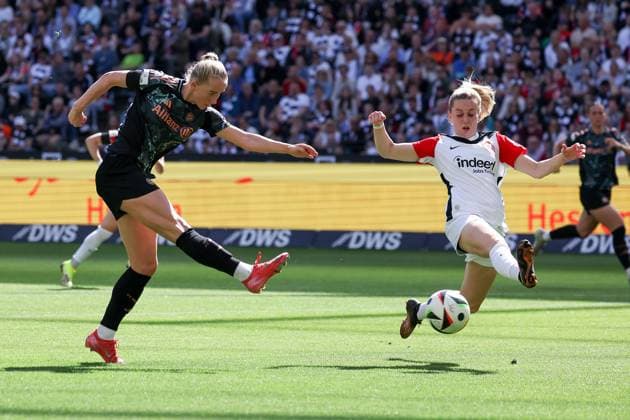2025.04.12 xJAx Google Pixel Frauen Bundesliga Eintracht Frankfurt - FC Bayern MuÌˆnchen v.l., Torschuss Lea Schüller (FC Bayern München), Nina Lührssen (Eintracht Frankfurt) (DFL DFB REGULATIONS PROHIBIT ANY USE OF PHOTOGRAPHS as IMAGE SEQUENCES and or QUASI-VIDEO) Copyright: JoaquimxFerreira