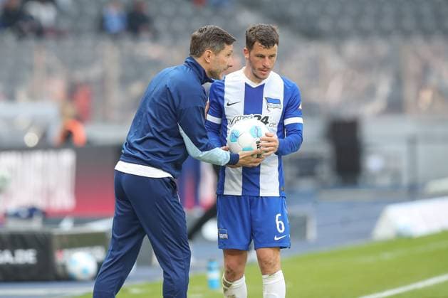 12.04.2025, xtgx, Fussball - 2.Bundesliga, Hertha BSC Berlin - SV Darmstadt 98 emspor, v.l. Stefan Leitl (Hertha, Trainer) gibt Anweisungen, gestikuliert mit den Armen, gesticulate, gives instructions Diego Demme (Hertha, 6) (DFL DFB REGULATIONS PROHIBIT ANY USE OF PHOTOGRAPHS as IMAGE SEQUENCES and or QUASI-VIDEO) Berlin