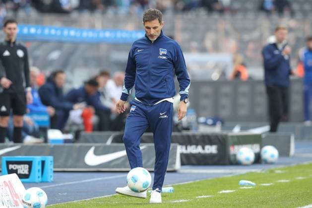 12.04.2025, xtgx, Fussball - 2.Bundesliga, Hertha BSC Berlin - SV Darmstadt 98 emspor, v.l. Stefan Leitl (Hertha, Trainer) am Ball, plays the ball (DFL DFB REGULATIONS PROHIBIT ANY USE OF PHOTOGRAPHS as IMAGE SEQUENCES and or QUASI-VIDEO) Berlin