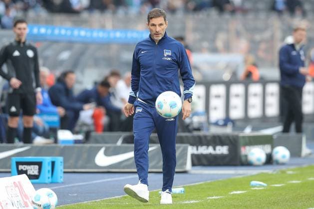 12.04.2025, xtgx, Fussball - 2.Bundesliga, Hertha BSC Berlin - SV Darmstadt 98 emspor, v.l. Stefan Leitl (Hertha, Trainer) am Ball, plays the ball (DFL DFB REGULATIONS PROHIBIT ANY USE OF PHOTOGRAPHS as IMAGE SEQUENCES and or QUASI-VIDEO) Berlin