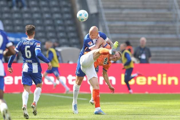12.04.2025, xtgx, Fussball - 2.Bundesliga, Hertha BSC Berlin - SV Darmstadt 98 emspor, v.l. Toni Leistner (Hertha, 37), Isac Lidberg (Darmstadt, 7) Zweikampf, Duell, Kampf, tackle (DFL DFB REGULATIONS PROHIBIT ANY USE OF PHOTOGRAPHS as IMAGE SEQUENCES and or QUASI-VIDEO) Berlin