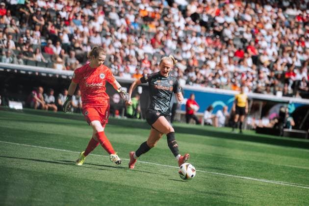 12.04.25, Frauen, Fussball, 1.BL, Saison 2024 2025, Eintracht Frankfurt - FC Bayern München, 19. Spieltag Stina Johannes 1 (Eintracht Frankfurt) Pass vor Lea Schüller 11 von Bayern München Frankfurt Deutsche Bank Park HE Deutschland