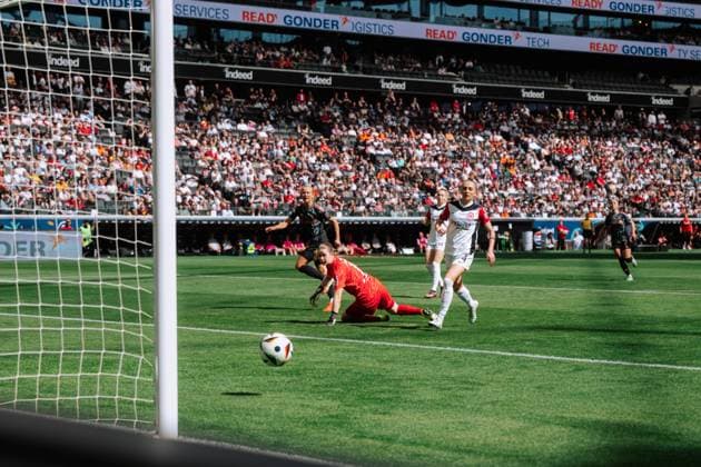 12.04.25, Frauen, Fussball, 1.BL, Saison 2024 2025, Eintracht Frankfurt - FC Bayern München, 19. Spieltag Torschuss von Pernille Harder 21 von Bayern München vorbei an Stina Johannes 1 (Eintracht Frankfurt) Frankfurt Deutsche Bank Park HE Deutschland