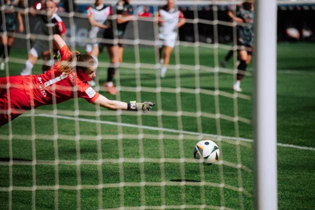 Sport Bilder des Tages 12.04.25, Frauen, Fussball, 1.BL, Saison 2024 2025, Eintracht Frankfurt - FC Bayern München, 19. Spieltag Ball fliegt an Stina Johannes 1 (Eintracht Frankfurt) vorbei Frankfurt Deutsche Bank Park HE Deutschland