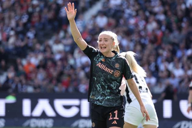 2025.04.12 xJAx Google Pixel Frauen Bundesliga Eintracht Frankfurt - FC Bayern MuÌˆnchen v.l., Lea Schüller (FC Bayern München) gibt Anweisungen, gestikuliert, mit den Armen gestikulieren gives instructions, gesticulate. (DFL DFB REGULATIONS PROHIBIT ANY USE OF PHOTOGRAPHS as IMAGE SEQUENCES and or QUASI-VIDEO) Copyright: JoaquimxFerreira