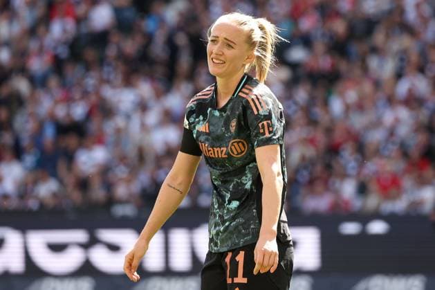 2025.04.12 xJAx Google Pixel Frauen Bundesliga Eintracht Frankfurt - FC Bayern MuÌˆnchen v.l., Lea Schüller (FC Bayern München) enttaeuscht, enttaeuscht schauend, dissapointed, traurig, frustiert, frust, gefrustet (DFL DFB REGULATIONS PROHIBIT ANY USE OF PHOTOGRAPHS as IMAGE SEQUENCES and or QUASI-VIDEO) Copyright: JoaquimxFerreira