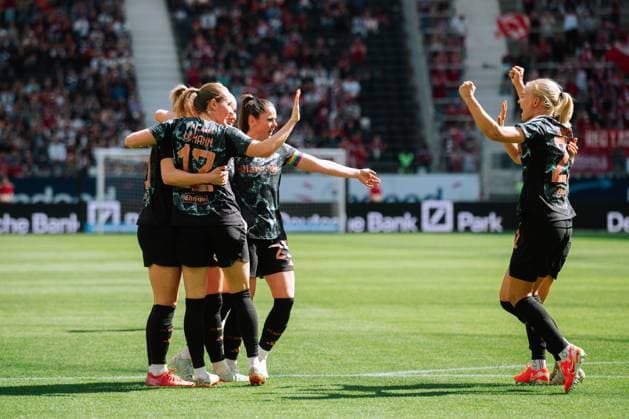 12.04.25, Frauen, Fussball, 1.BL, Saison 2024 2025, Eintracht Frankfurt - FC Bayern München, 19. Spieltag Lea Schüller 11 von Bayern München Jubel mit der Mannschaft über Treffer zum 0:1 Frankfurt Deutsche Bank Park HE Deutschland