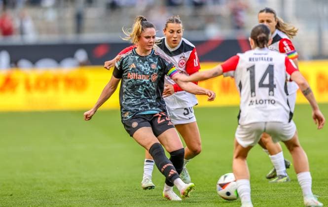 GER, Frankfurt, Eintracht Frankfurt vs FC Bayern München, Google Pixel Bundesliga, Fussball, DFB, Spielzeit 2024 2025, Deutsche-Bank-Park, 19. Spieltag, im Bild v.l.: Sarah Zadrazil (FC Bayern München Frauen 25), Carlotta Wamser (Eintracht Frankfurt Frauen 30) DFB DFL REGULATIONS PROHIBIT ANY USE OF PHOTOGRAPHS AS IMAGE SEQUENCES AND OR QUASI-VIDEO, 12.04.2025, Copyright: HMBxMedia HendrikxHamelau