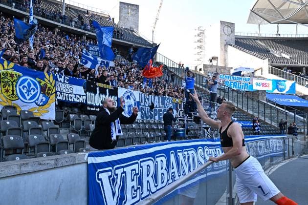 Fussball 2.Bundesliga, Hertha BSC Berlin - SV Darmstadt 98 12.04.2025, xdanx, Fussball 2.Bundesliga, Hertha BSC Berlin - SV Darmstadt 98 v.l. Isac Lidberg (SV Darmstadt 98) verschenkt sein Trikot in der Fankurve (DFL DFB REGULATIONS PROHIBIT ANY USE OF PHOTOGRAPHS as IMAGE SEQUENCES and or QUASI-VIDEO) Daniel Lakomski Mix1Press Berlin Olympiastadion Berlin Deutschland (DEU)