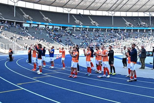 Fussball 2.Bundesliga, Hertha BSC Berlin - SV Darmstadt 98 12.04.2025, xdanx, Fussball 2.Bundesliga, Hertha BSC Berlin - SV Darmstadt 98 v.l. Mannschaft von SV Darmstadt 98 in der Fankurve (DFL DFB REGULATIONS PROHIBIT ANY USE OF PHOTOGRAPHS as IMAGE SEQUENCES and or QUASI-VIDEO) Daniel Lakomski Mix1Press Berlin Olympiastadion Berlin Deutschland (DEU)