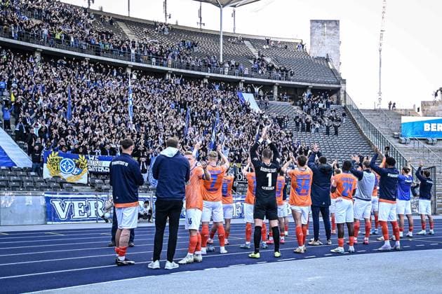 Fussball 2.Bundesliga, Hertha BSC Berlin - SV Darmstadt 98 12.04.2025, xdanx, Fussball 2.Bundesliga, Hertha BSC Berlin - SV Darmstadt 98 v.l. Mannschaft von SV Darmstadt 98 in der Fankurve (DFL DFB REGULATIONS PROHIBIT ANY USE OF PHOTOGRAPHS as IMAGE SEQUENCES and or QUASI-VIDEO) Daniel Lakomski Mix1Press Berlin Olympiastadion Berlin Deutschland (DEU)