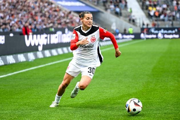 Carlotta Wamser (Eintracht Frankfurt 30) am Ball, GER, Eintracht Frankfurt vs. FC Bayern Muenchen, Fussball, Google Pixel Frauen Bundesliga, 19. Spieltag, Saison 2024 2025, 12.04.2025. DFB REGULATIONS PROHIBIT ANY USE OF PHOTOGRAPHS as IMAGE SEQUENCES and or QUASI-VIDEO. GER, Eintracht Frankfurt vs. FC Bayern Muenchen, Fussball, Google Pixel Frauen Bundesliga, 19. Spieltag, Saison 2024 2025, 12.04.2025. Frankfurt Copyright: xEibner-Pressefoto FlorianxWiegandx EP_FWD