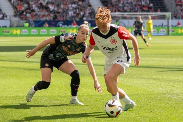 Google Pixel Frauen-Bundesliga: Eintracht Frankfurt - FC Bayern München, 12.04.2025 Giulia Gwinn (FC Bayern München 7) & Lisanne Gräwe (Eintracht Frankfurt 8), Eintracht Frankfurt - FC Bayern München, Frankfurt, Deutsche Bank Park, 12.4.2025 Copyright: xBEAUTIFULxSPORTS Gawlikx