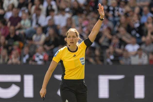 Google Pixel Frauen-Bundesliga: Eintracht Frankfurt - FC Bayern München, 12.04.2025 Karoline Wacker entscheidet auf Abseits, Eintracht Frankfurt - FC Bayern München, Frankfurt, Deutsche Bank Park, 12.4.2025 Copyright: xBEAUTIFULxSPORTS Gawlikx
