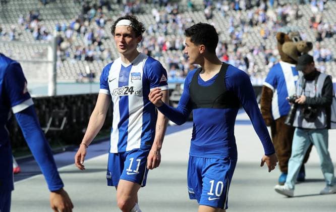 Fabian Reese redet mit Ibrahim Maza bei der Ehrenrunde nach Spielende Fußball Fussball DFL 2.Bundesliga Herren 29. Spieltag Saison 2024 2025 12.04.2025 Hertha BSC Berlin vs. SV Darmstadt 98 DFL regulations prohibit any use of photographs as image sequences and or quasi-video