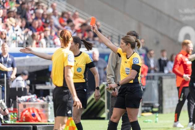 Google Pixel Frauen-Bundesliga: Eintracht Frankfurt - FC Bayern München, 12.04.2025 Karoline Wacker zeigt einem Mitarbeiter von Eintracht Frankfurt die rote Karte, weil dieser sich zu sehr über die Entscheidung der Schiedsrichterin aufgeregt hat, Eintracht Frankfurt - FC Bayern München, Frankfurt, Deutsche Bank Park, 12.4.2025 Copyright: xBEAUTIFULxSPORTS Gawlikx
