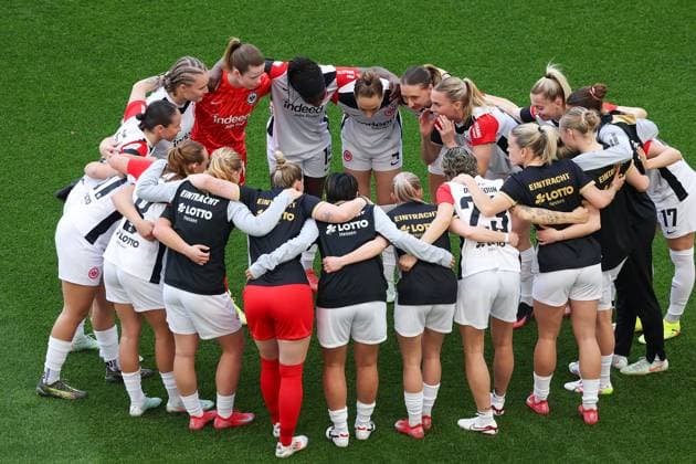 2025.04.12 xJAx Google Pixel Frauen Bundesliga Eintracht Frankfurt - FC Bayern MuÌˆnchen v.l., Die Mannschaft von Eintracht Frankfurt macht ein Kreis vor dem Spiel, Zusammenhalt, Motivation, Teamgeist, Laura Freigang (Eintracht Frankfurt) spricht zur Mannschaft (DFL DFB REGULATIONS PROHIBIT ANY USE OF PHOTOGRAPHS as IMAGE SEQUENCES and or QUASI-VIDEO) Copyright: JoaquimxFerreira