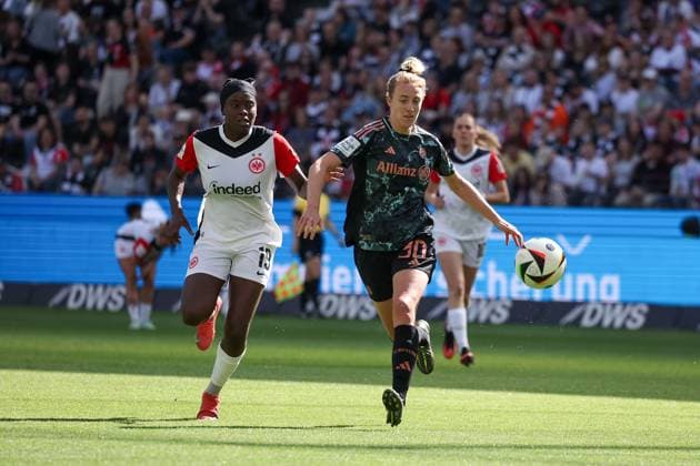 2025.04.12 xJAx Google Pixel Frauen Bundesliga Eintracht Frankfurt - FC Bayern MuÌˆnchen v.l., Nicole Anyomi (Eintracht Frankfurt), Linda Dallmann (FC Bayern München) , in aktion, in action, (DFL DFB REGULATIONS PROHIBIT ANY USE OF PHOTOGRAPHS as IMAGE SEQUENCES and or QUASI-VIDEO) Copyright: JoaquimxFerreira