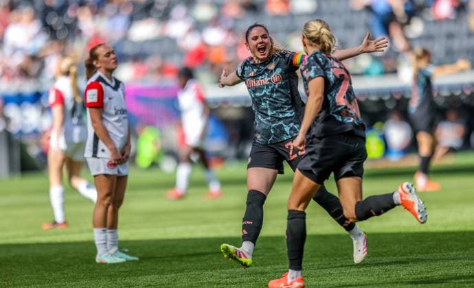 GER, Frankfurt, Eintracht Frankfurt vs FC Bayern München, Google Pixel Bundesliga, Fussball, DFB, Spielzeit 2024 2025, Deutsche-Bank-Park, 19. Spieltag, im Bild: Pernille Harder (FC Bayern München Frauen 21) erzielt das Tor zum 3:0 und jubelt mit dem Team DFB DFL REGULATIONS PROHIBIT ANY USE OF PHOTOGRAPHS AS IMAGE SEQUENCES AND OR QUASI-VIDEO, 12.04.2025, Copyright: HMBxMedia HendrikxHamelau